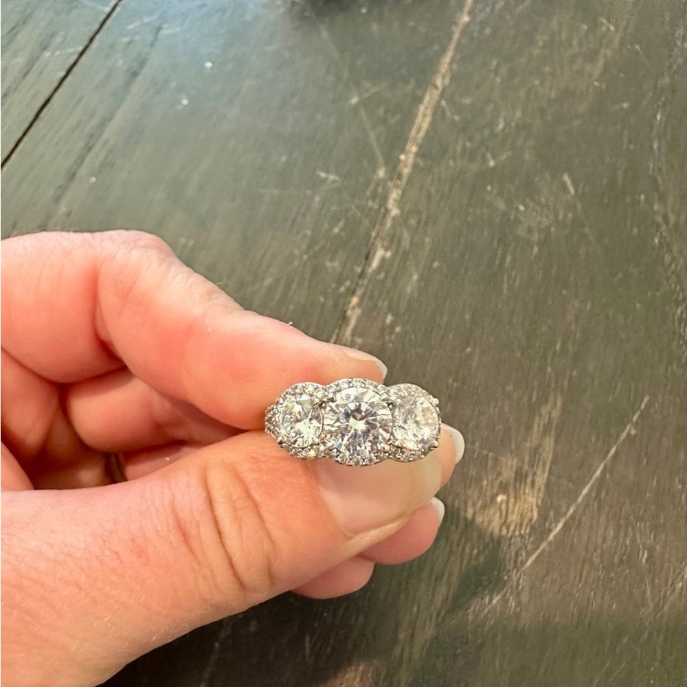 Luxurious Silver Cluster Ring with Sparkling Stones